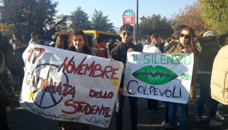 Avezzano, #17nov studenti in piazza per chiedere un altro futuro