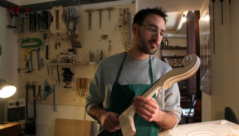 Gino il liutaio, nel centro dell’Aquila un mestiere antico