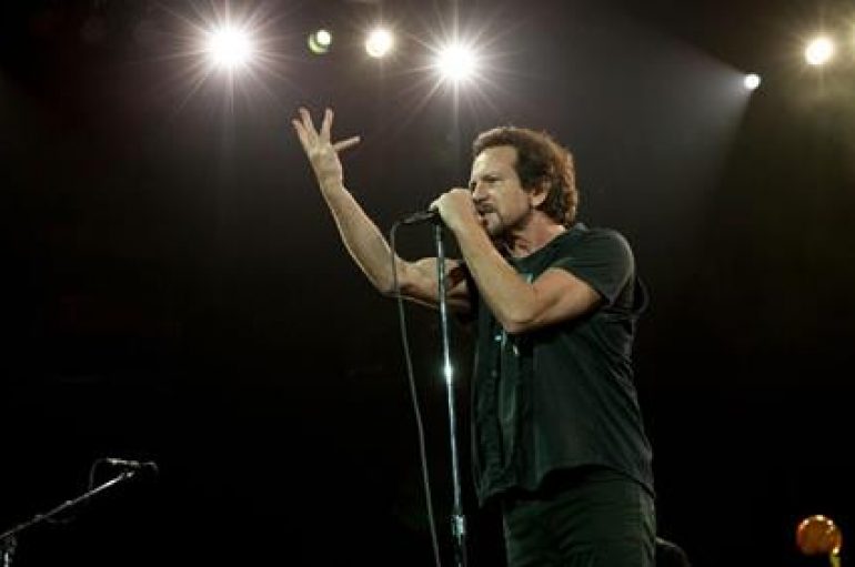 Pearl Jam, a Roma con Imagine per #apriteiporti