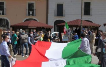 L’Aquila, il centrodestra scende in piazza