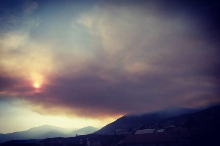 Incendi all’Aquila, notti di paura: fiamme a ridosso delle case