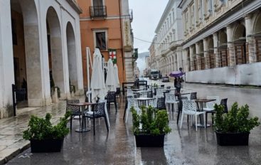 I ristoratori sfidano pioggia, freddo e coprifuoco