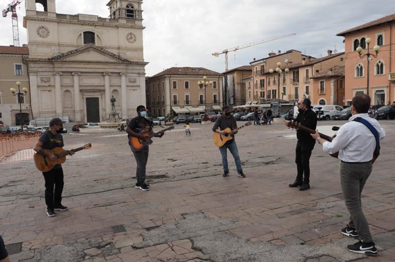 L’Aquila, protesta in musica a piazza Duomo