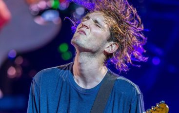 Josh Klinghoffer, polistrumentista Under the bridge