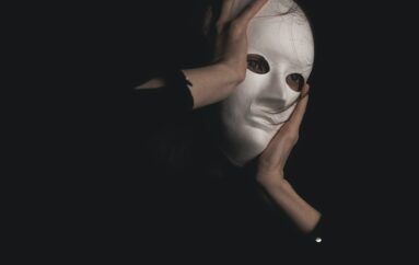 Cinema e teatri: le mascherine restano, lo stigma pure