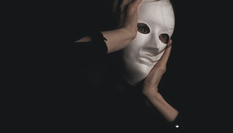 Cinema e teatri: le mascherine restano, lo stigma pure
