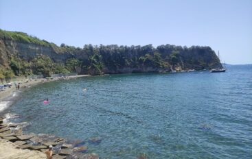 A Procida, sulla spiaggia delle metafore