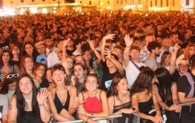 Il rapper Fabri Fibra trascina la piazza  per 2 ore di concerto