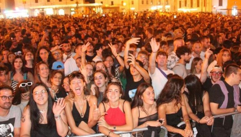 Il rapper Fabri Fibra trascina la piazza  per 2 ore di concerto