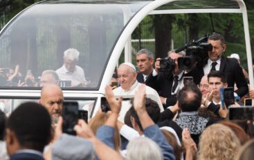 In migliaia sulle orme di Papa Bergoglio