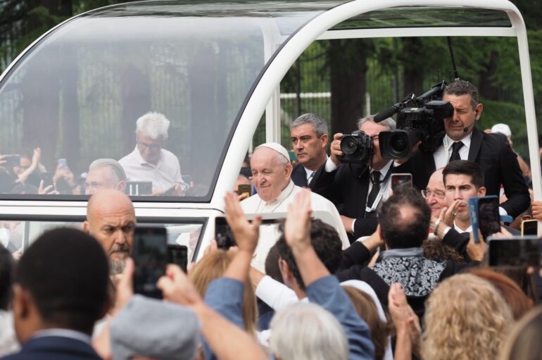 In migliaia sulle orme di Papa Bergoglio