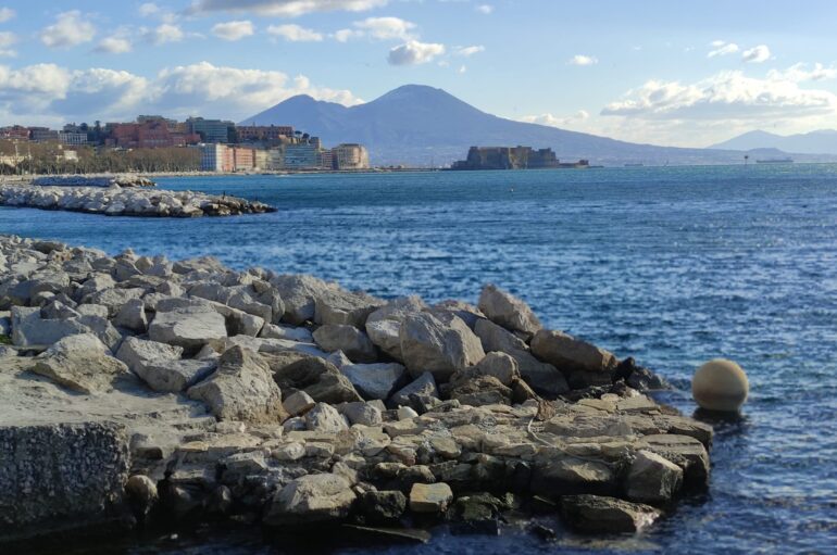 Napoli, il mare infinito