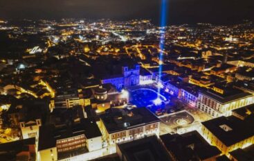 Fascio di luce verso il cielo, la città ricorda i 309 angeli