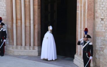 Papa Francesco, libro di Parisse racconta visita all’Aquila