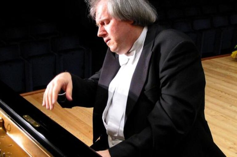 Sokolov al pianoforte sulle note di Bach e Mozart