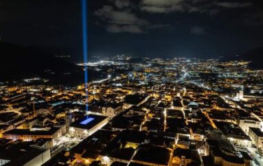 L’Aquila si ferma, un fascio di luce in ricordo delle 309 vittime
