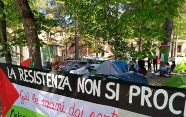 Acampada’ pro Palestina davanti a Università dell’Aquila