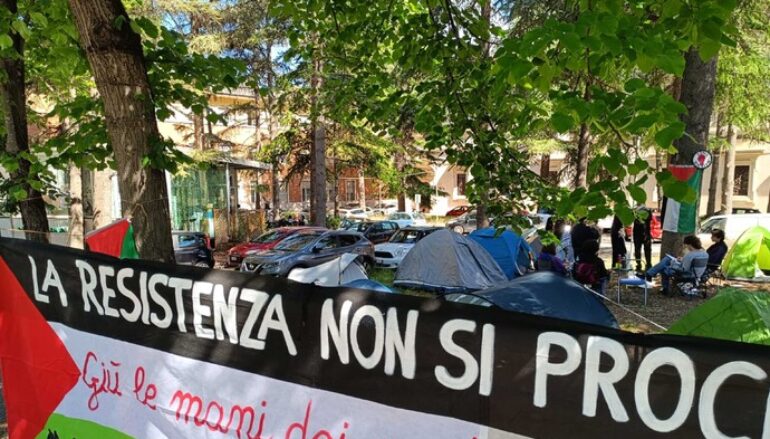 Acampada’ pro Palestina davanti a Università dell’Aquila