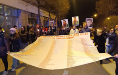 Rose bianche nel luogo del ricordo