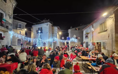 Freddo invernale, borgo abruzzese festeggia il ‘Natale’ d’estate