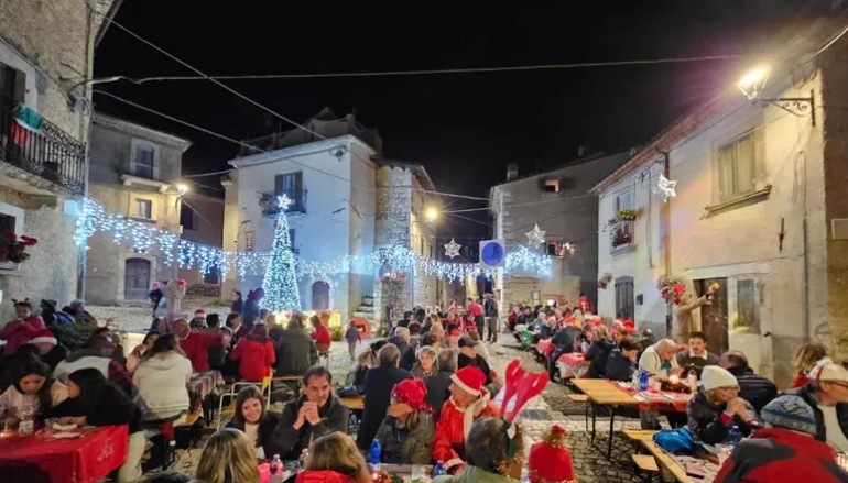 Freddo invernale, borgo abruzzese festeggia il ‘Natale’ d’estate