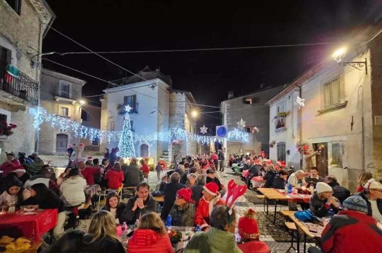 Freddo invernale, borgo abruzzese festeggia il ‘Natale’ d’estate