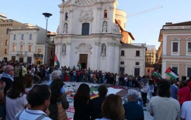 Scarpe, giochi e bandiere: L’Aquila si mobilita per Gaza