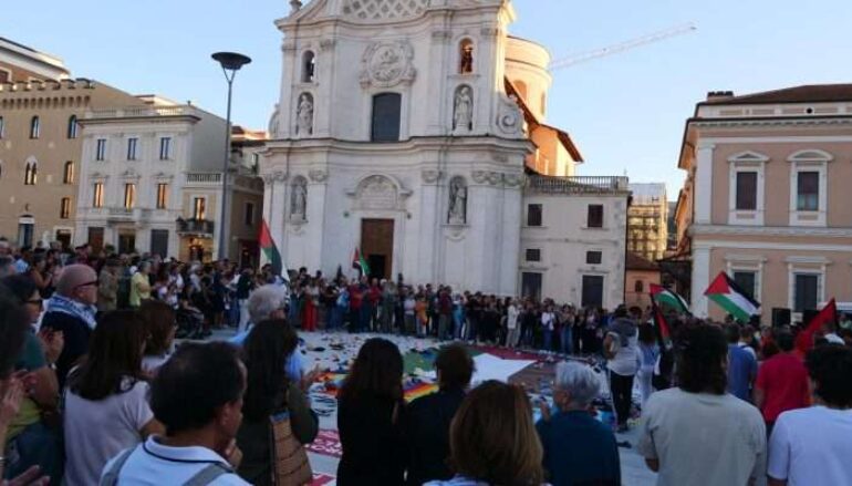 Scarpe, giochi e bandiere: L’Aquila si mobilita per Gaza