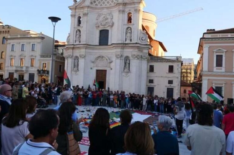 Scarpe, giochi e bandiere: L’Aquila si mobilita per Gaza