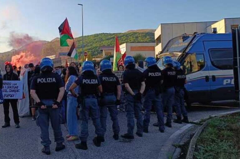 Sit-in ProPal a L’Aquila davanti alla Leonardo