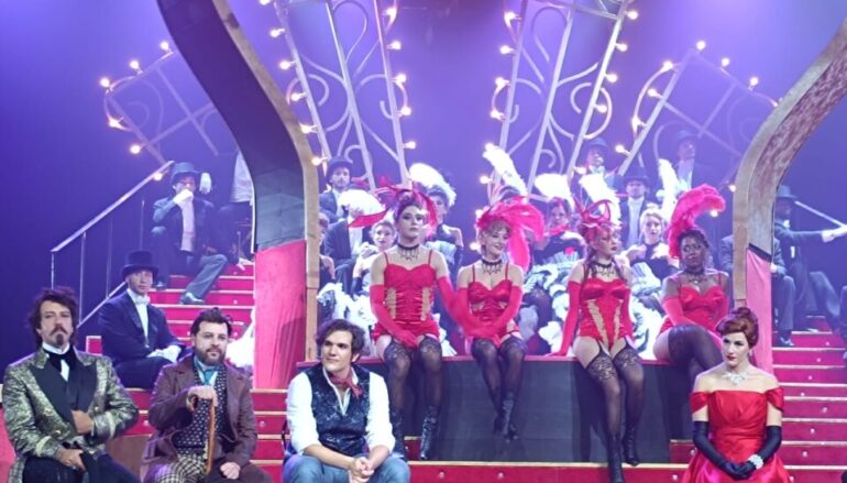 “Moulin Rouge! Il Musical” debutta a Roma nel teatro itinerante del Sistina