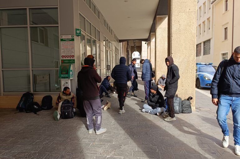 Richiedenti senza casa, in 25 dormono all’aperto