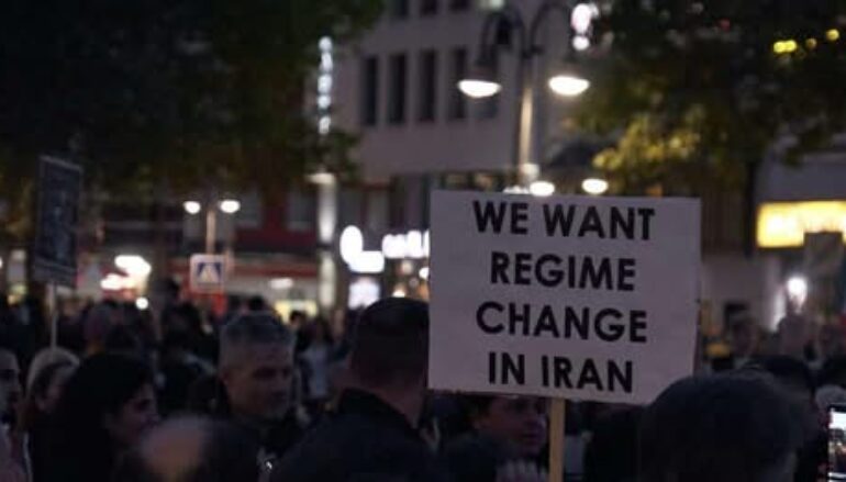 “L’Iran non deve restare solo”