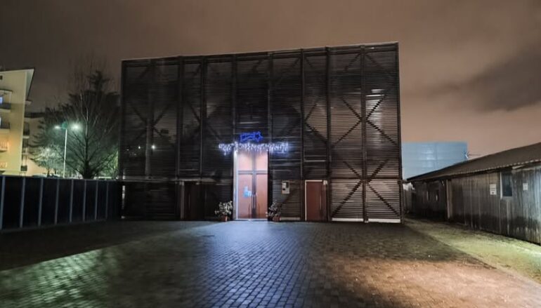 Decine di migranti da settimane all’addiaccio a L’Aquila