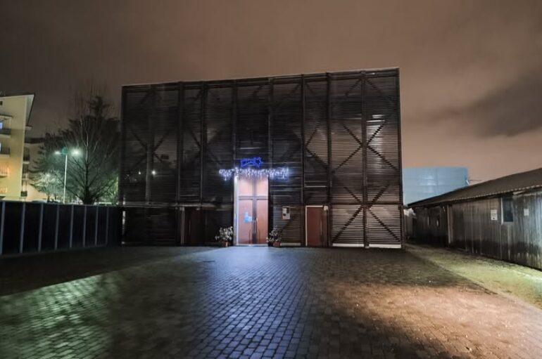 Decine di migranti da settimane all’addiaccio a L’Aquila