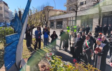 La luce, i fiori, il silenzio e l’appello ai giovani: 6 aprile 2009-2026