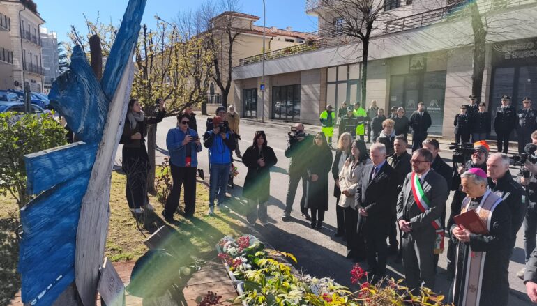 La luce, i fiori, il silenzio e l’appello ai giovani: 6 aprile 2009-2026