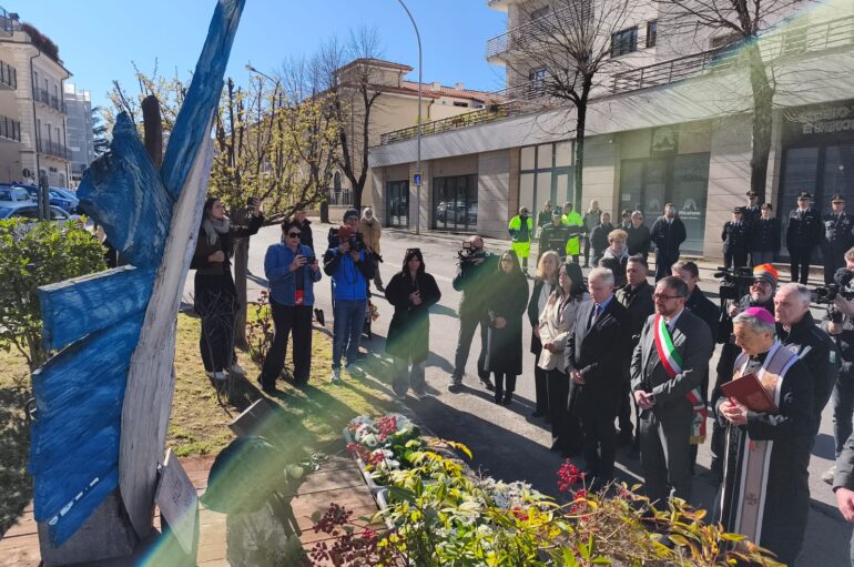 La luce, i fiori, il silenzio e l’appello ai giovani: 6 aprile 2009-2026