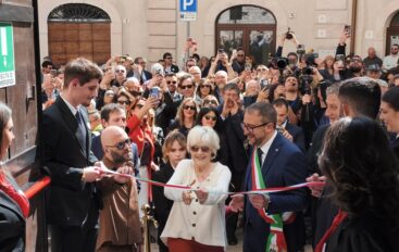 Riapre il teatro simbolo del sisma dell’Aquila
