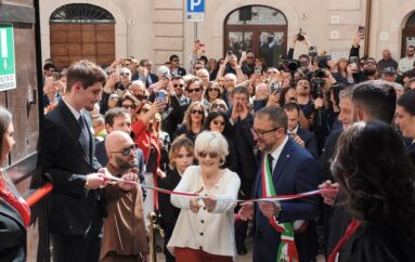 Riapre il teatro simbolo del sisma dell’Aquila