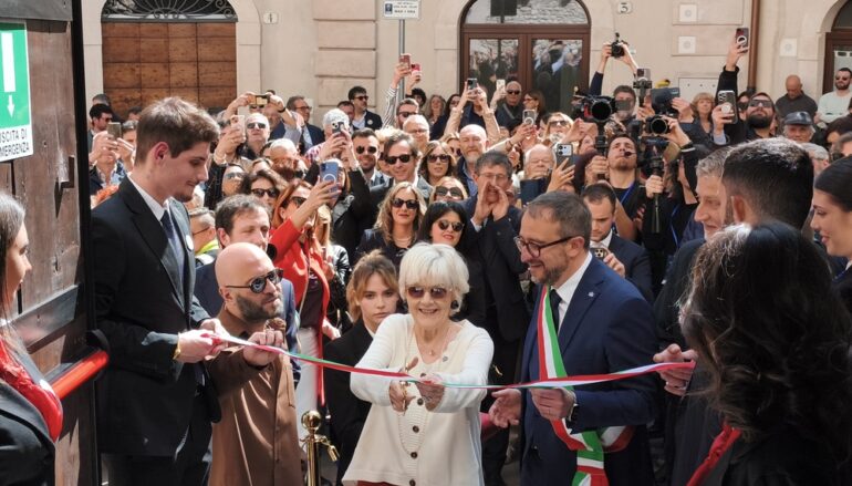 Riapre il teatro simbolo del sisma dell’Aquila