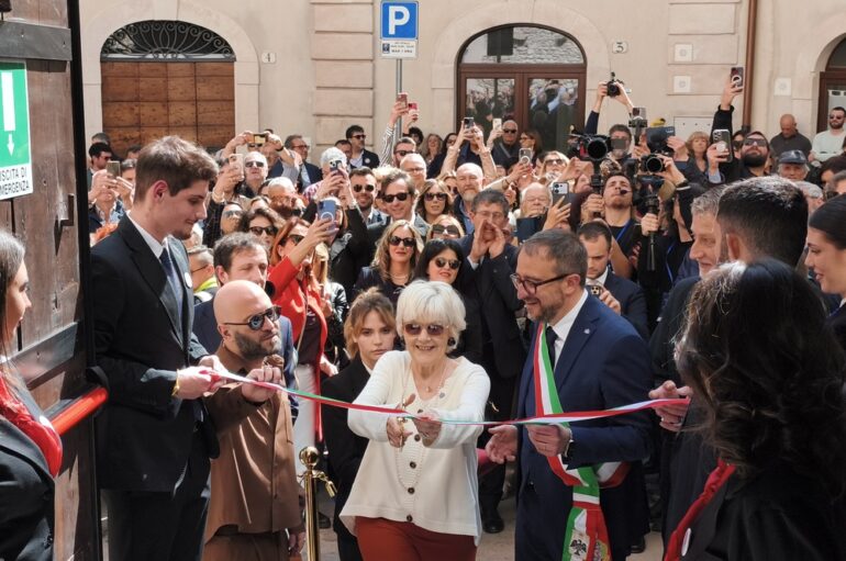 Riapre il teatro simbolo del sisma dell’Aquila