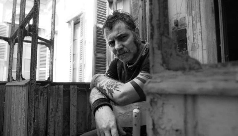 Carmelo Pipitone, chitarra e nervi scoperti all’Aquila con “Quinto Quarto”