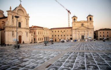 Con JR duemila volti in piazza Duomo raccontano l’anima dell’Aquila