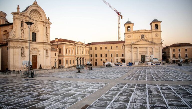Con JR duemila volti in piazza Duomo raccontano l’anima dell’Aquila