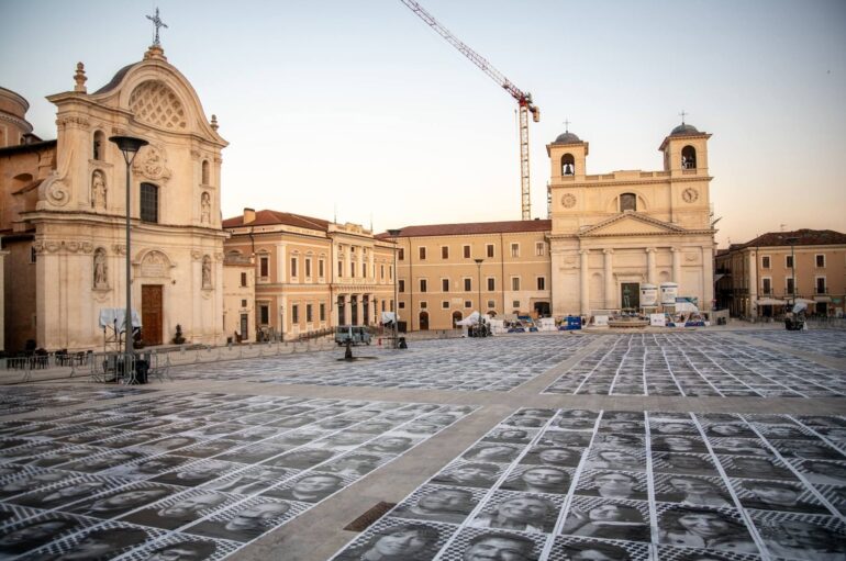 Con JR duemila volti in piazza Duomo raccontano l’anima dell’Aquila