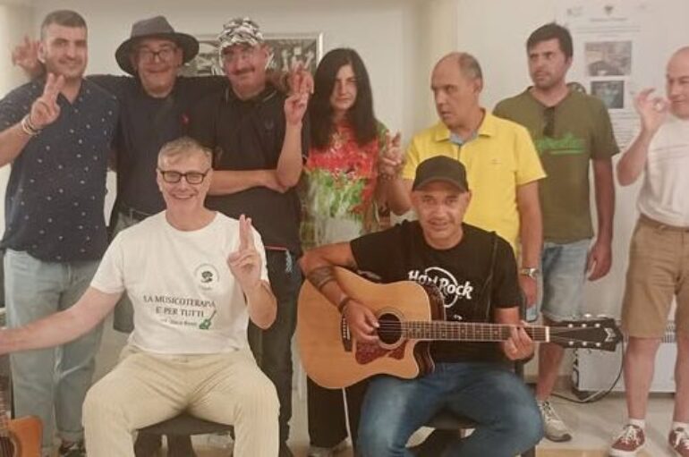 Musicoterapia, da Ivan Graziani a Hendrix, viaggio nel rock al Centro diurno