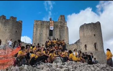 Street Science, la bandiera sventola su Rocca Calascio