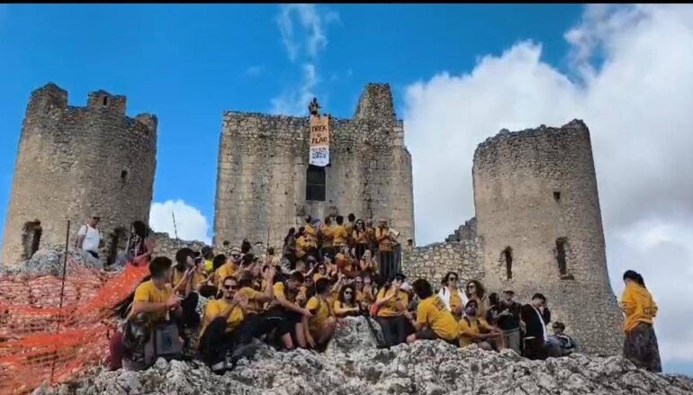 Street Science, la bandiera sventola su Rocca Calascio