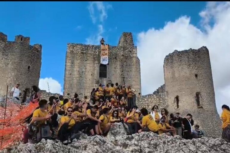 Street Science, la bandiera sventola su Rocca Calascio